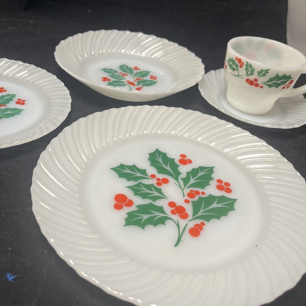 Vtg 5 Piece Place Setting Termocrisa Milk Glass Holly Berry Christmas - Picture 6 of 7